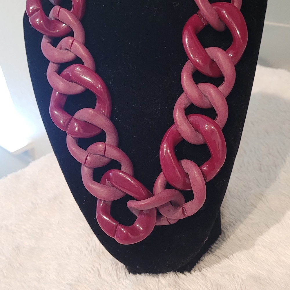 Bold Pink Chain-Link Statement Necklace - Women's Jewelry
